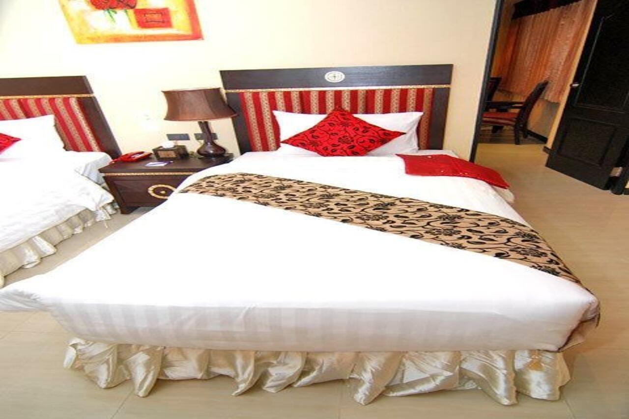 Lucky Palace Hotel Банкок Екстериор снимка
