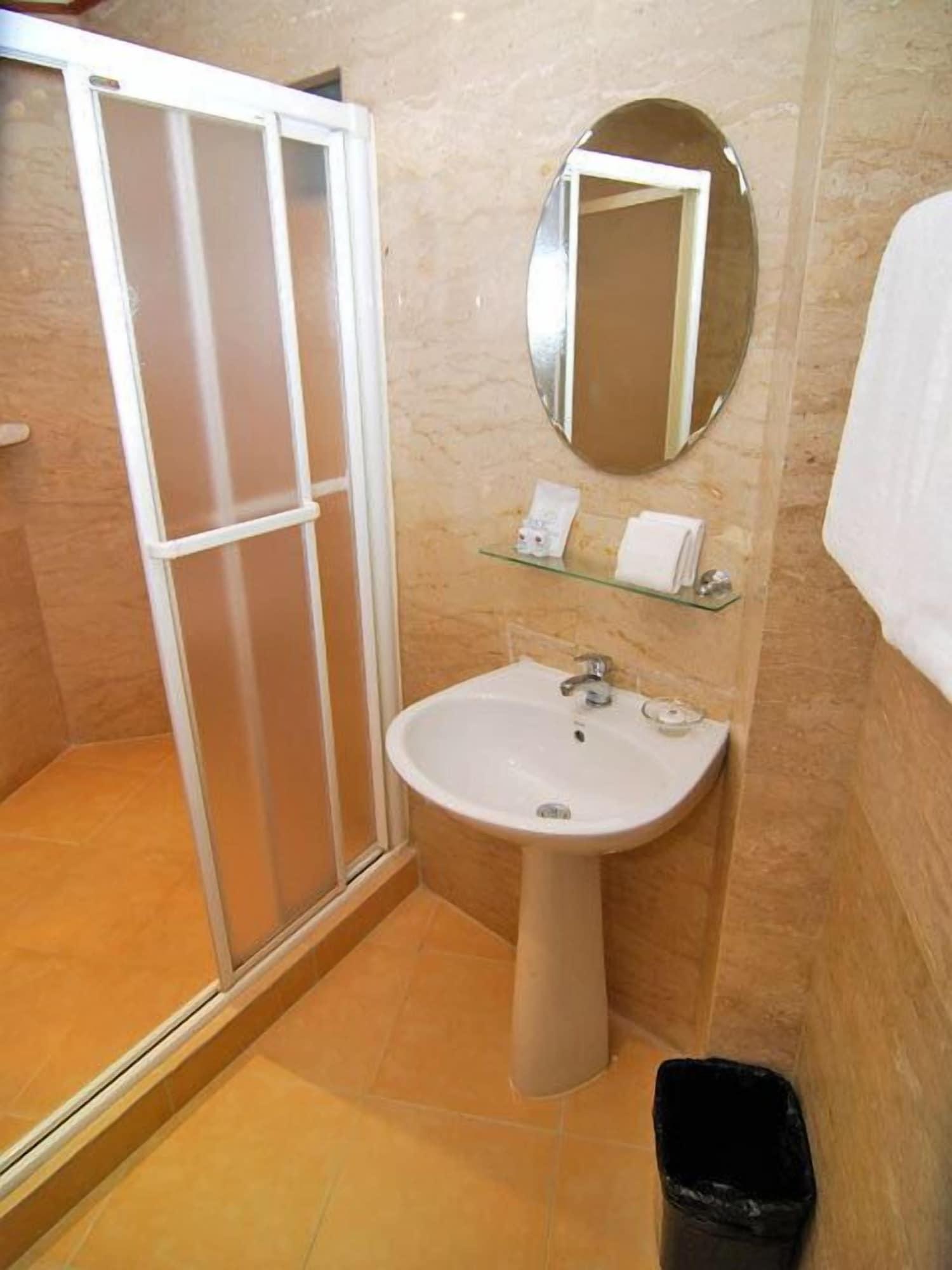 Lucky Palace Hotel Банкок Екстериор снимка