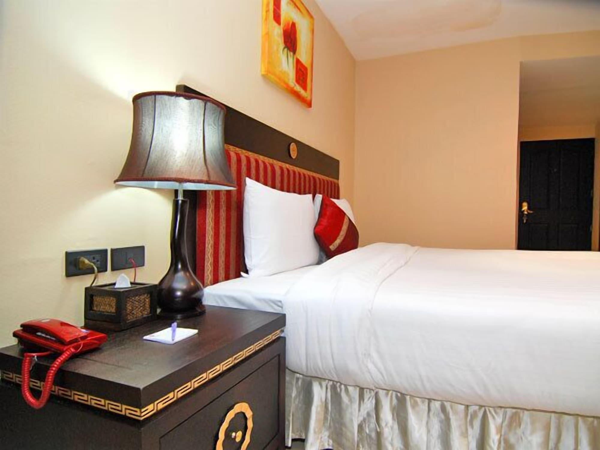 Lucky Palace Hotel Банкок Екстериор снимка