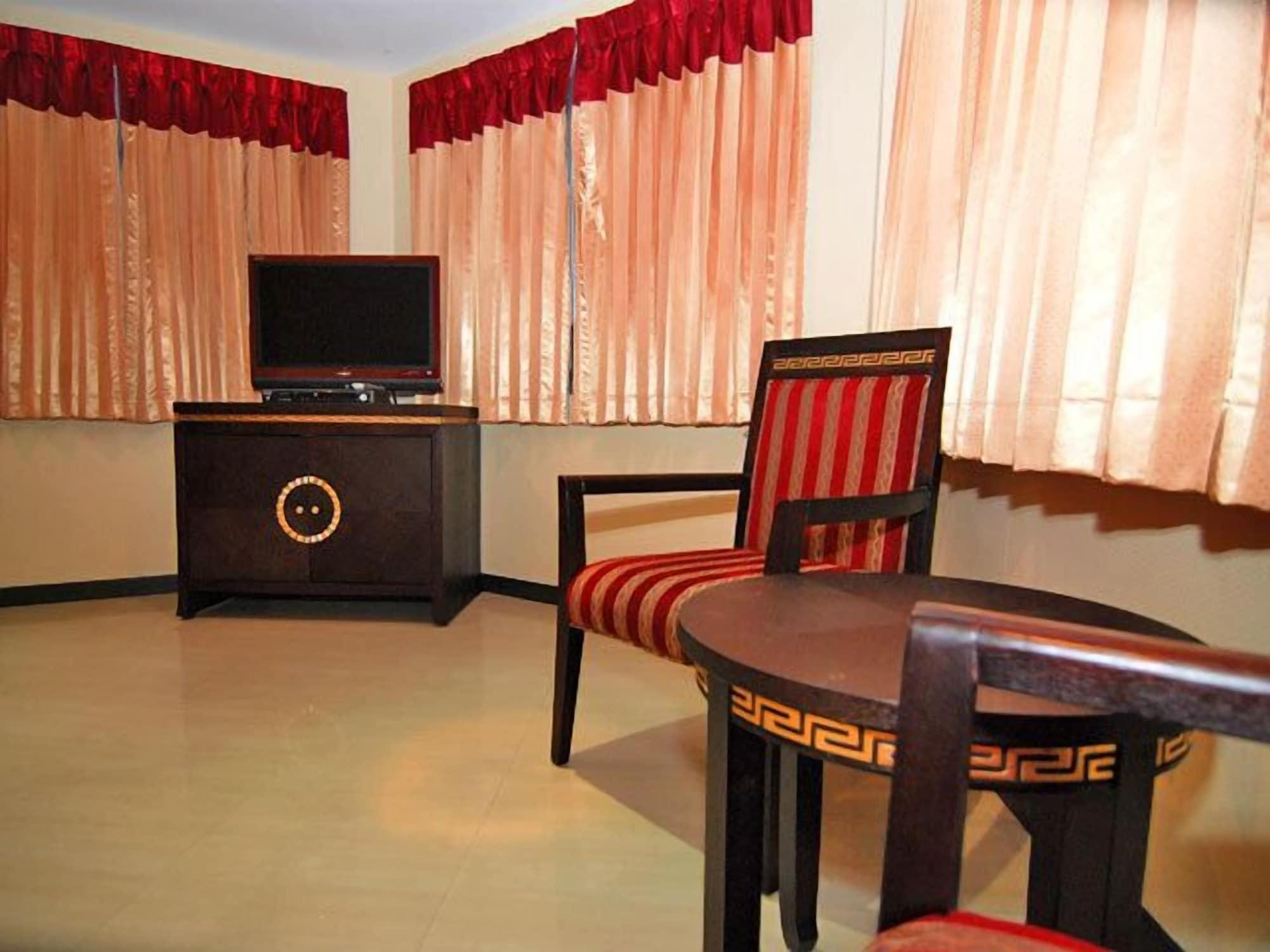 Lucky Palace Hotel Банкок Екстериор снимка
