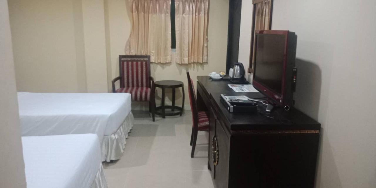 Lucky Palace Hotel Банкок Екстериор снимка